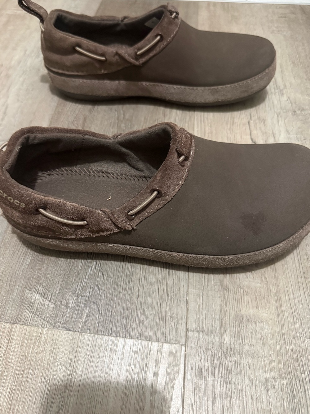 CROCS 𝖲𝗎𝗋𝗋𝖾𝗒 𝖲𝗎𝖾𝖽𝖾  𝖫𝖾𝖺𝗍𝗁𝖾𝗋 Men’s Chocolate Brown Slip-On Loafer